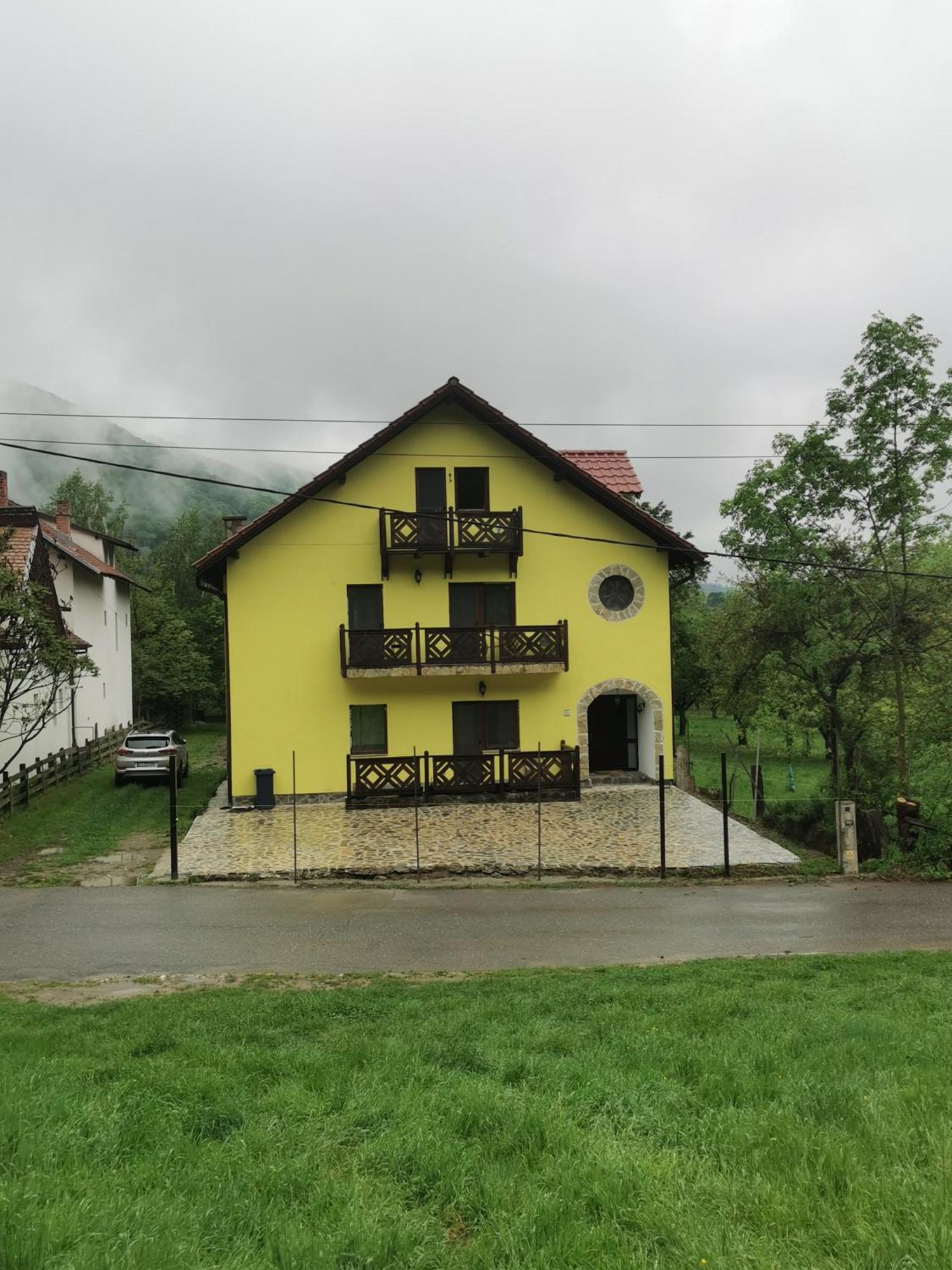 Yellow House Hotel Bran  Exterior photo